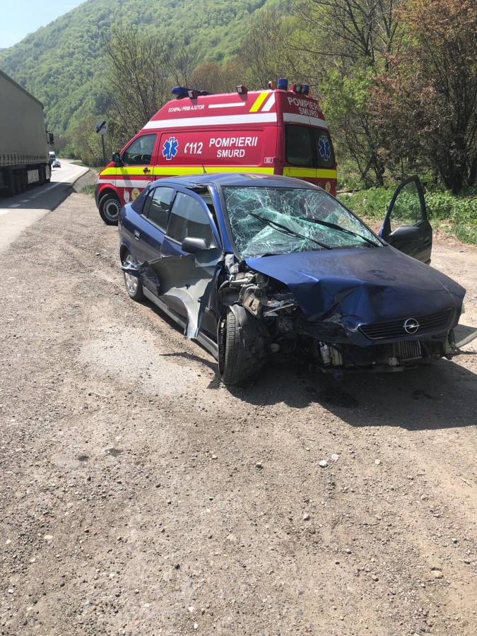 FOTO-Autoaccident pe Valea Oltului. O persoană este rănită