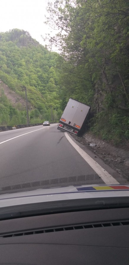 Hoți prinși în timp ce furau dintr-un TIR pe Valea Oltului