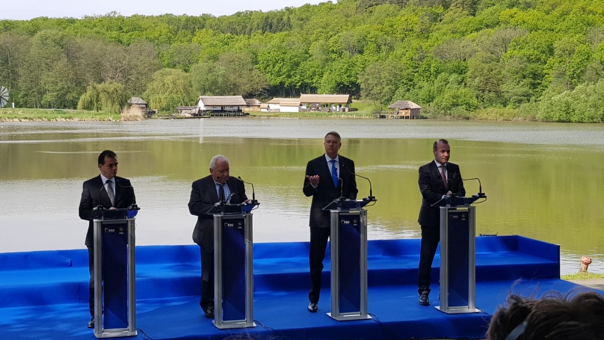 Președintele Iohannis în Muzeul din Dumbrava: Vă promit astăzi, aici, alături de familia mea politică...