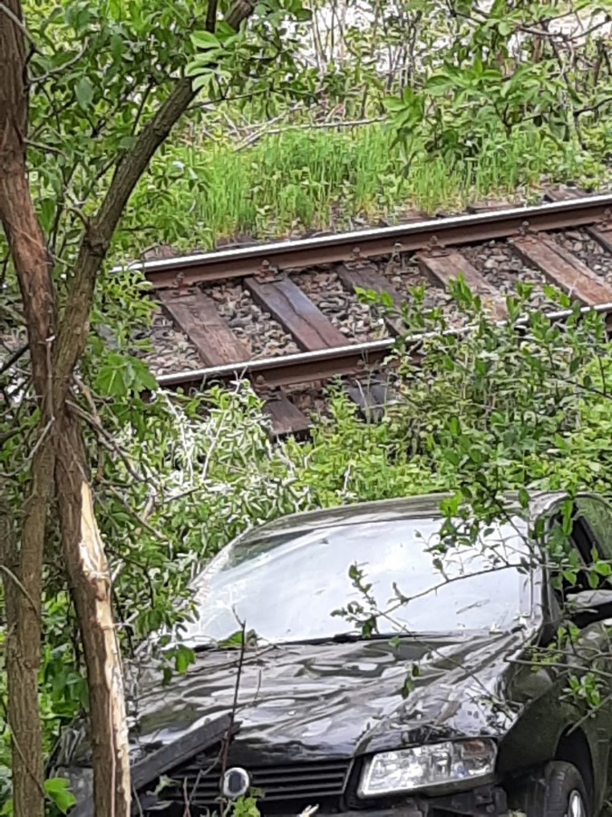 FOTO-Accident pe Valea Oltului. Un cetățean turc aproape să ajungă pe calea ferată