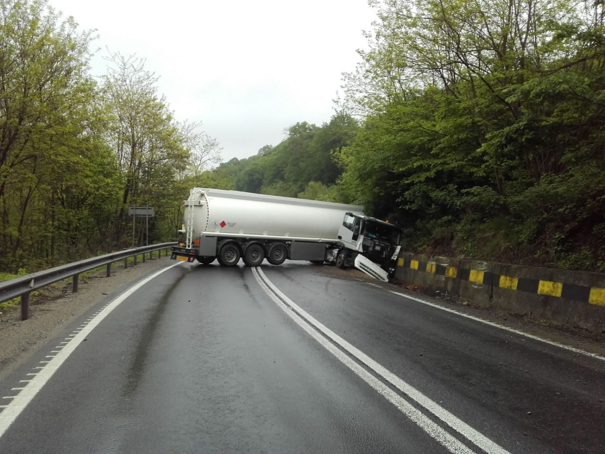 Trafic blocat total la Hula Bradului. Șoferul unei autocisterne a derapat și s-a întins pe latul drumului