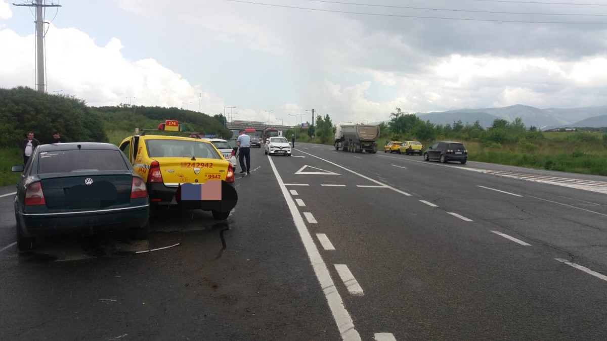 Accident din neatenția unui șofer de taxi. O tânără a ajuns la spital