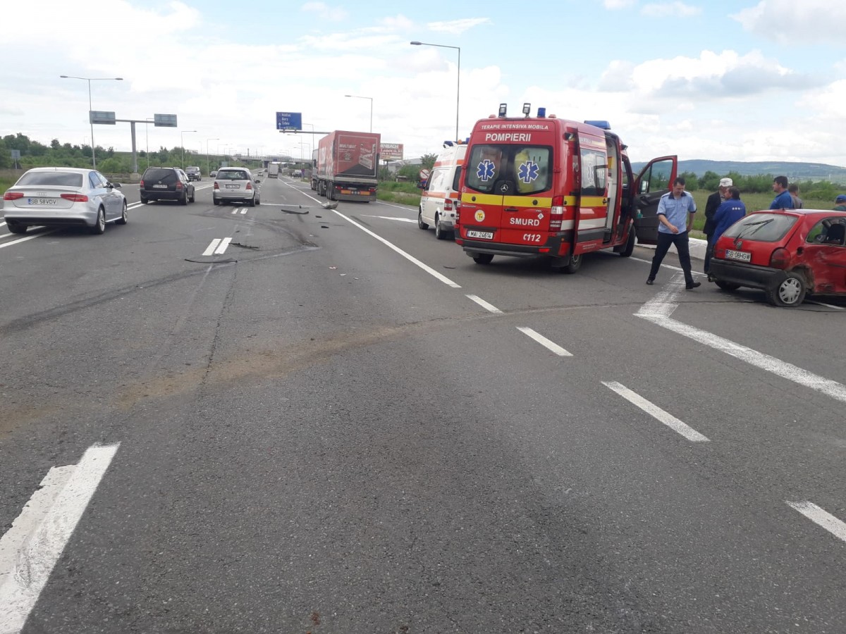 Trei persoane au fost rănite, după ce un șofer neatent a intrat într-o mașină și un TIR
