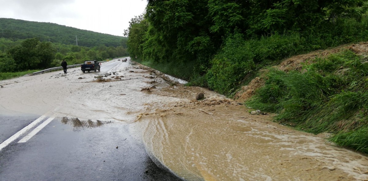 Foto și video. Efectul ploilor de sâmbătă dimineața: inundații în Apoldu de Sus și noroi a inundat pe o porțiune din DN1