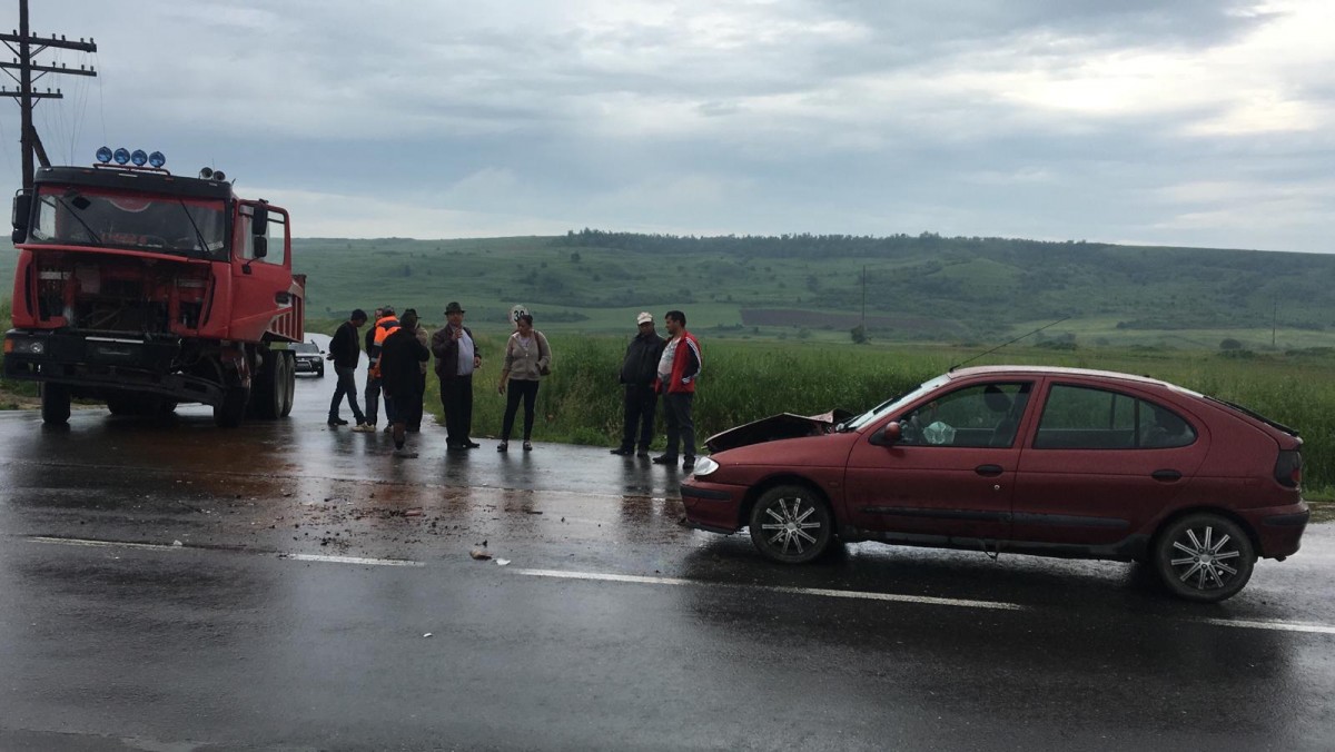 Un copil de doi ani și unul de două luni, răniți într-un accident provocat de un camionagiu neatent