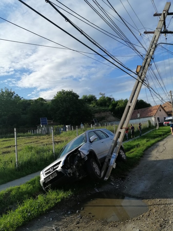Accident în Șura Mare. Un șofer aproape a doborât un stâlp de curent