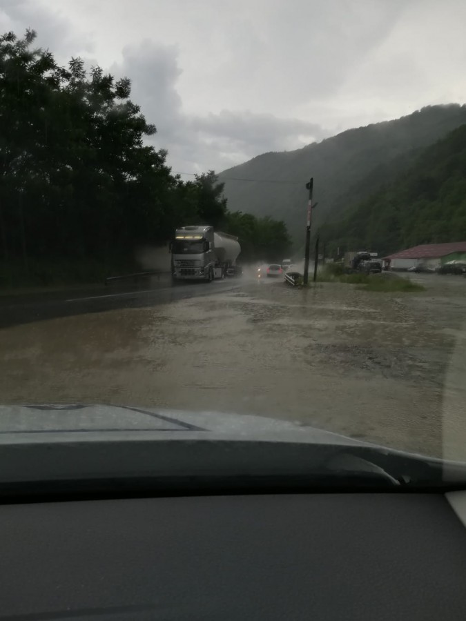 FOTO-Inundații pe Valea Oltului. Traficul este îngreunat