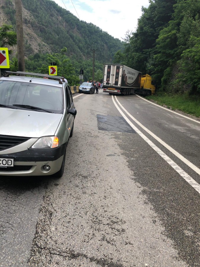 Accident grav pe Valea Oltului, cu un TIR și două mașini implicate. Trafic blocat total
