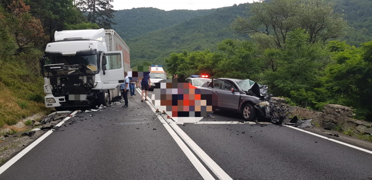Accident între un autoturism și un TIR pe DN7, la Boița: O victimă rănită grav, șoferul decedat