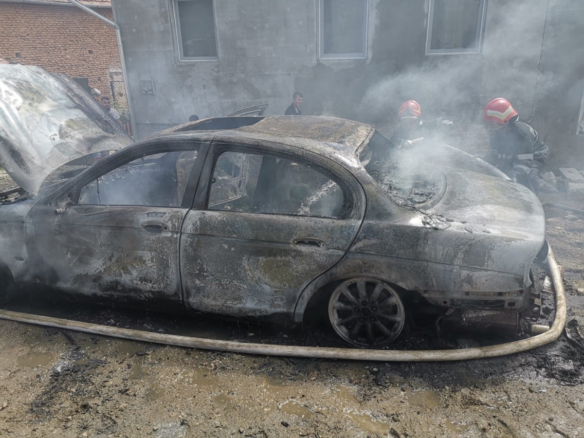 Mașină distrusă de incendiu. Focul a pornit de la un scurt circuit