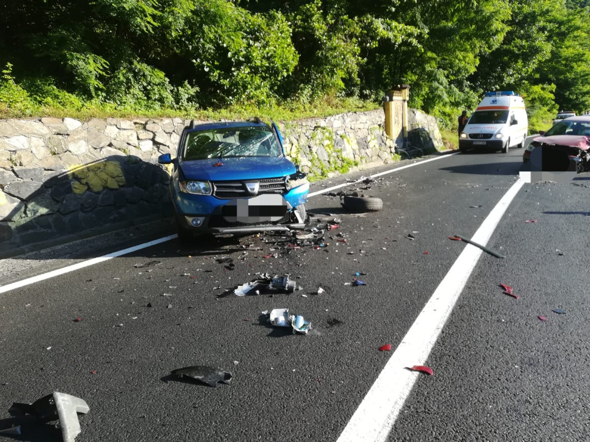 FOTO - Accident grav la Boița. Un șofer a intrat pe contrasens