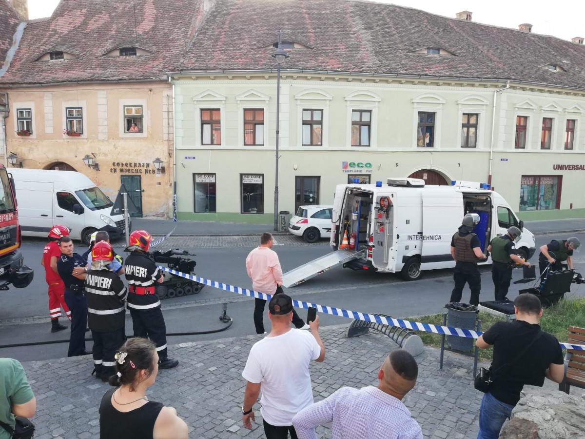La colete suspecte, ca la bâlci. „Poate bubuie ha ha ha”