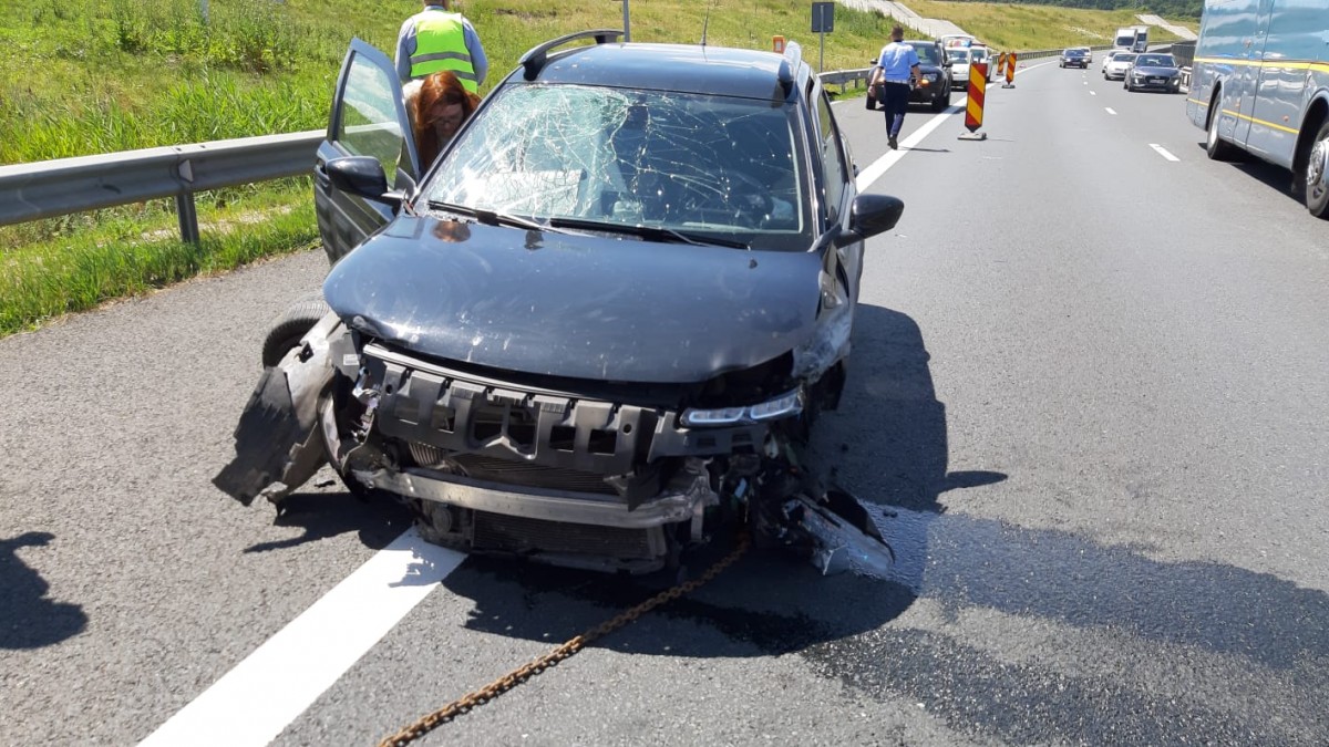 VIDEO - Accident pe autostradă, la intrare în Sibiu. O șoferiță a derapat