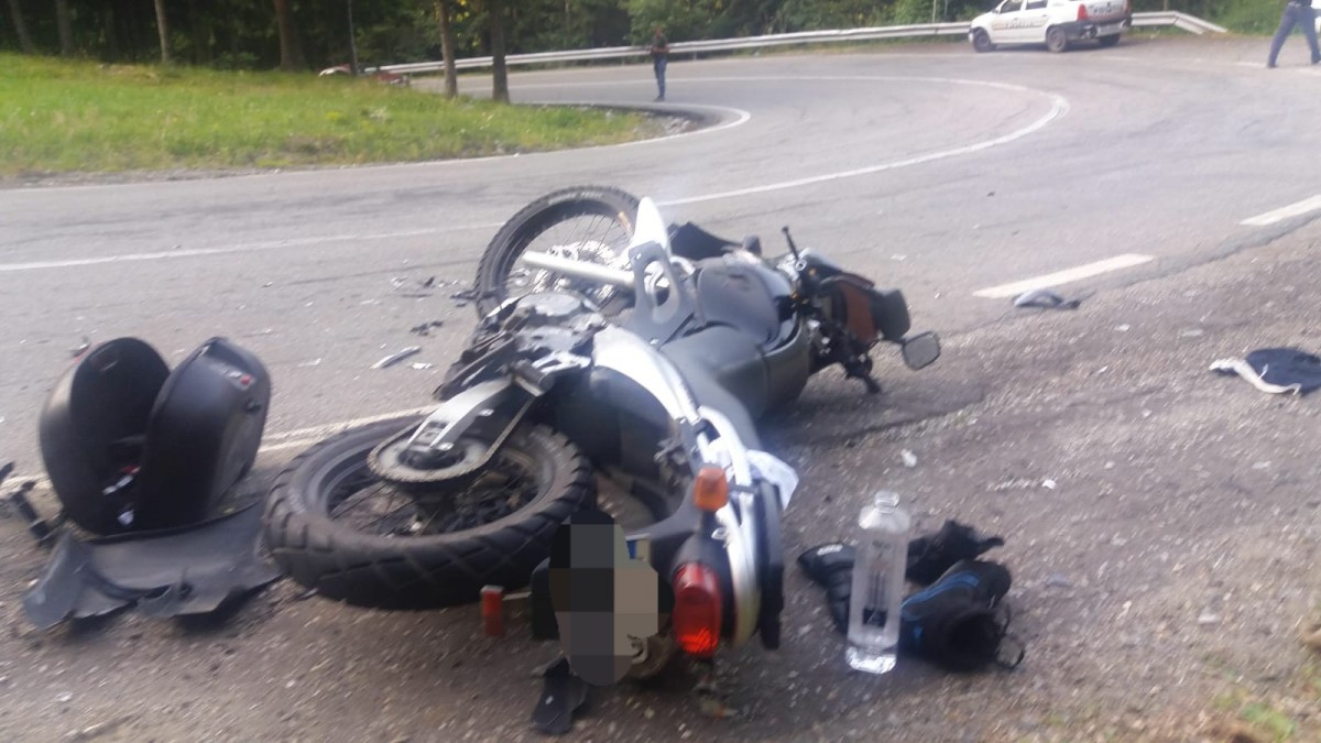 O șoferiță a accidentat doi motocicliști. A intrat pe contrasens pe Transfăgărășan
