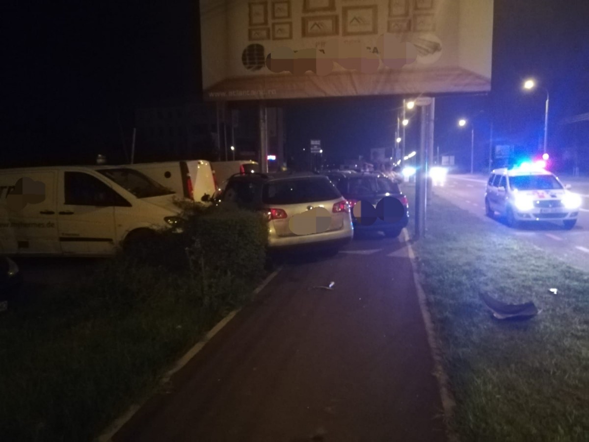 Carambol azi-noapte pe Alba Iulia. Două mașini s-au lovit și au ajuns în alte două parcate