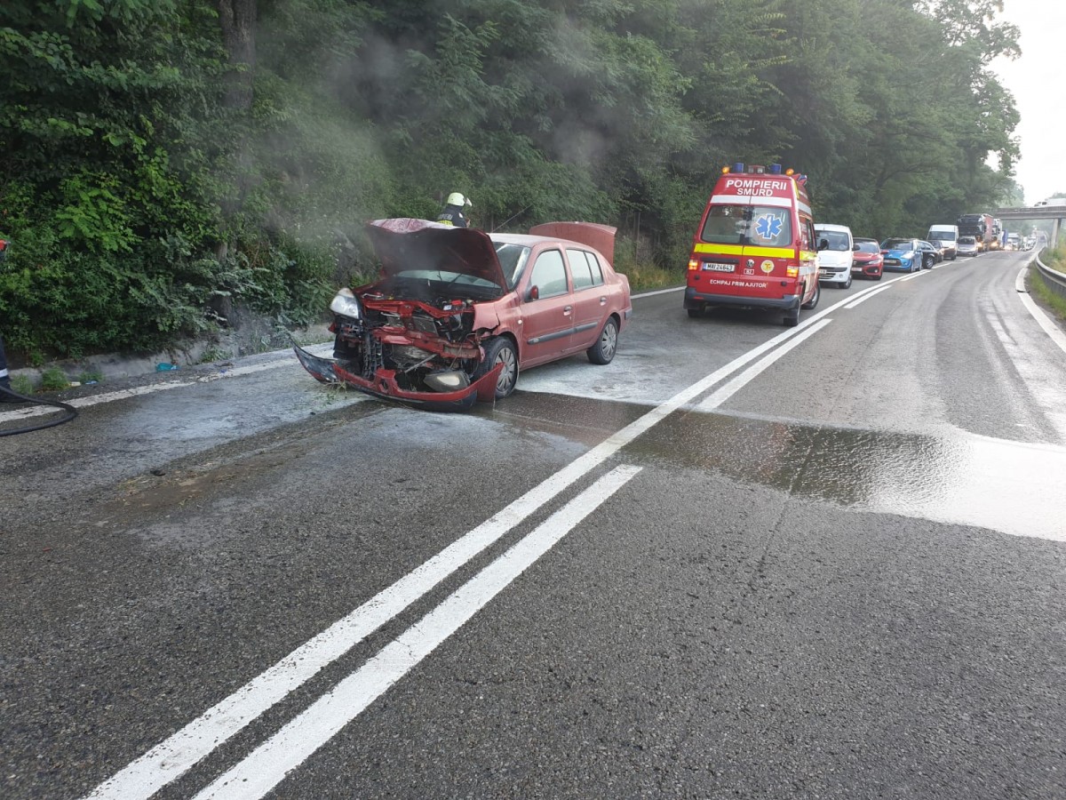 Accident grav pe Valea Oltului. După ce a lovit stâncile, o mașină a luat foc