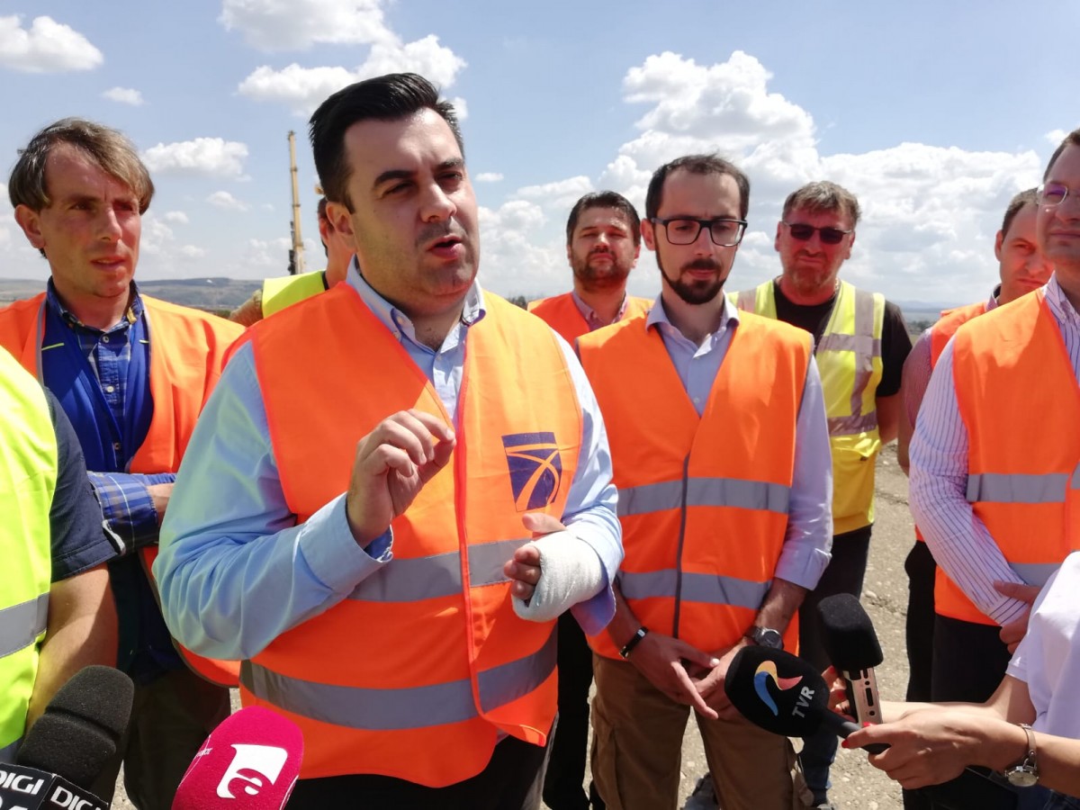 Ministrul Transporturilor, în vizită la loturile 1 și 2 ale Autostrăzii Sebeș-Turda: „Nu m-am hazardat să spun că vom finaliza”