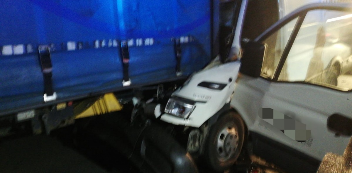 Un microbuz a ajuns azi-noapte sub un TIR pe autostradă. Doi răniți