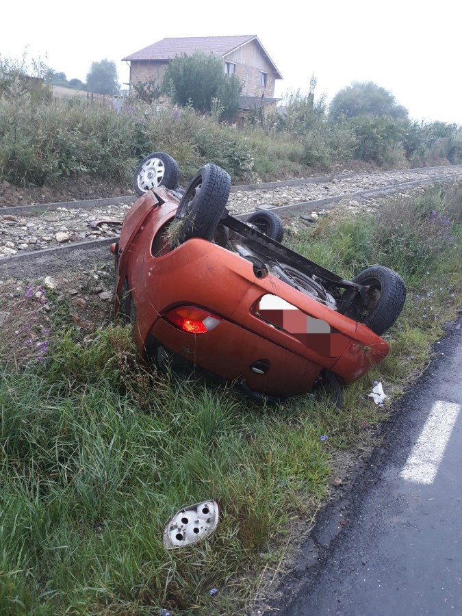 Depășire pe ploaie. O mașină s-a răsturnat pe drumul Cisnădie-Sibiu