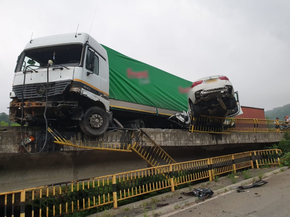 Accident grav pe Valea Oltului. Un TIR și o mașină au rămas suspendate peste un pod