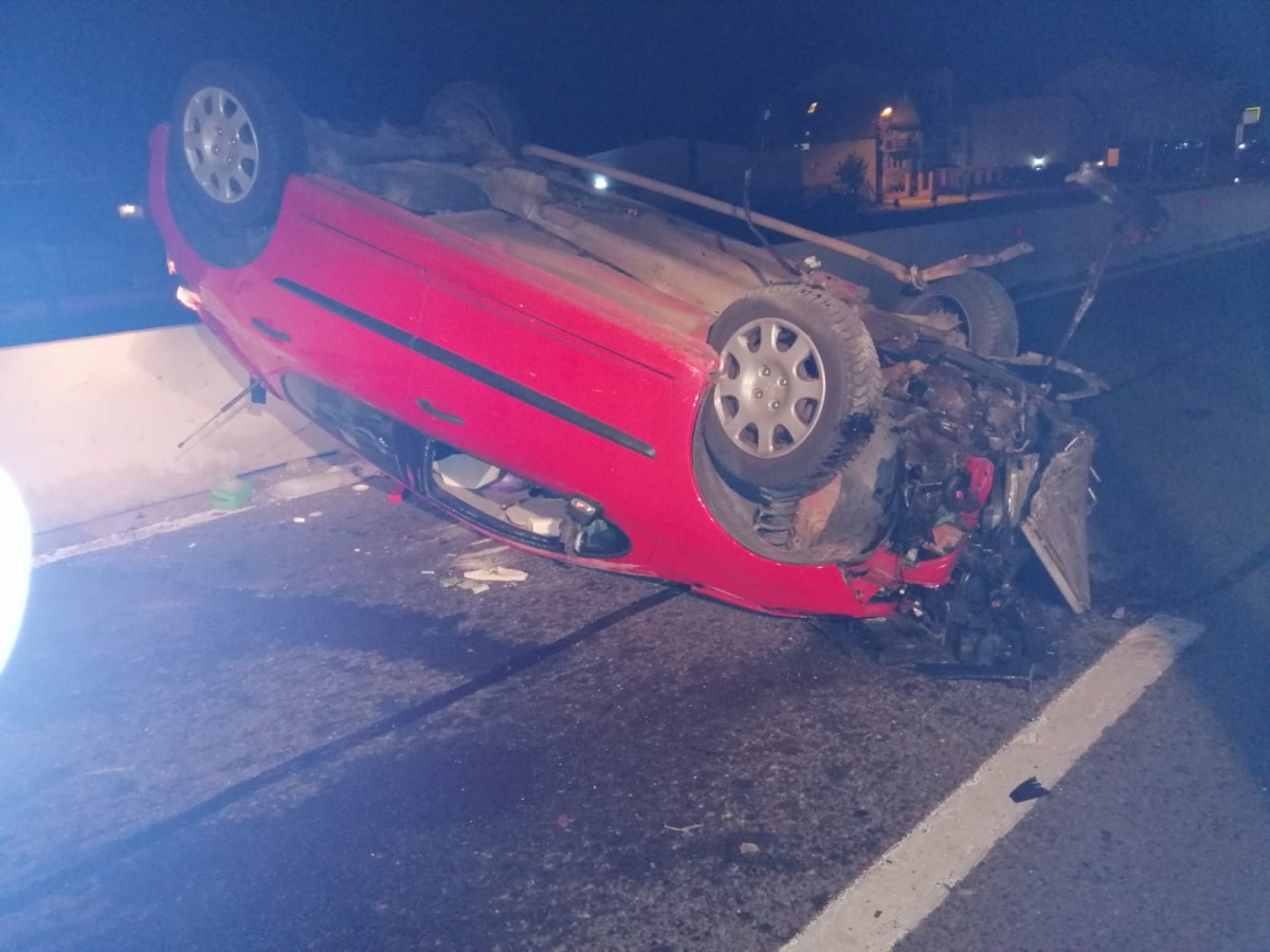 Accident azi-noapte: O tânără șoferiță a lovit un cap de pod apoi s-a răsturnat la Veștem