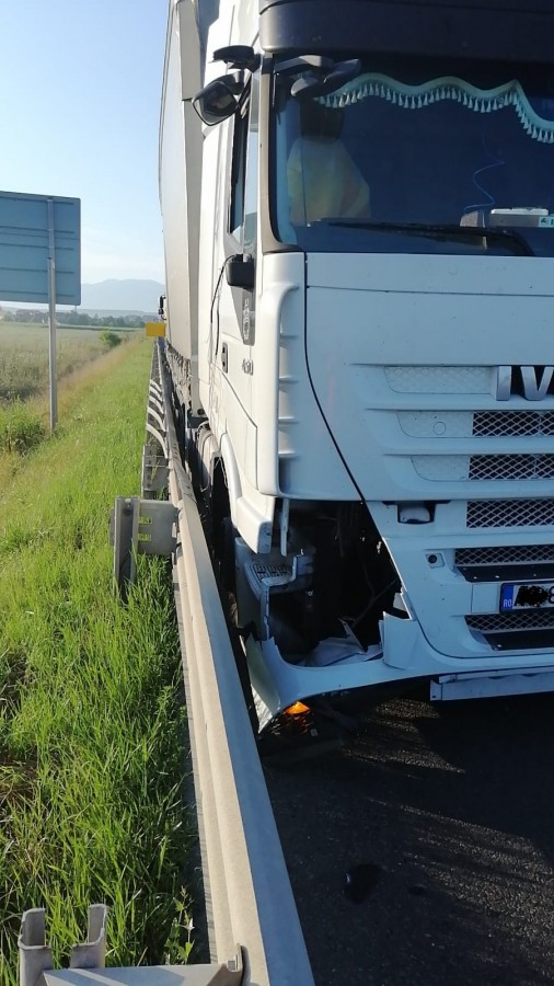 FOTO - Accident pe Centura Sibiului: Șofer oprit pe banda de urgență, lovit de un TIR