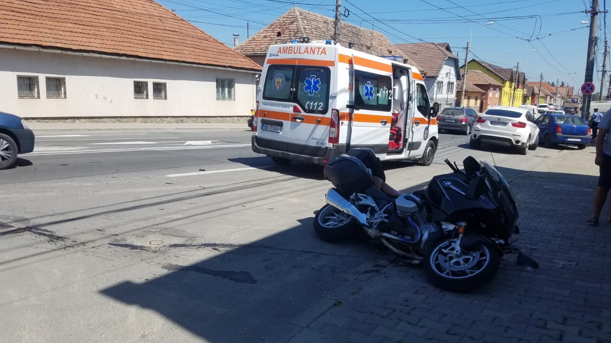 Doi răniți din cauza unui șofer neatent. A intrat în intersecție fără să se asigure