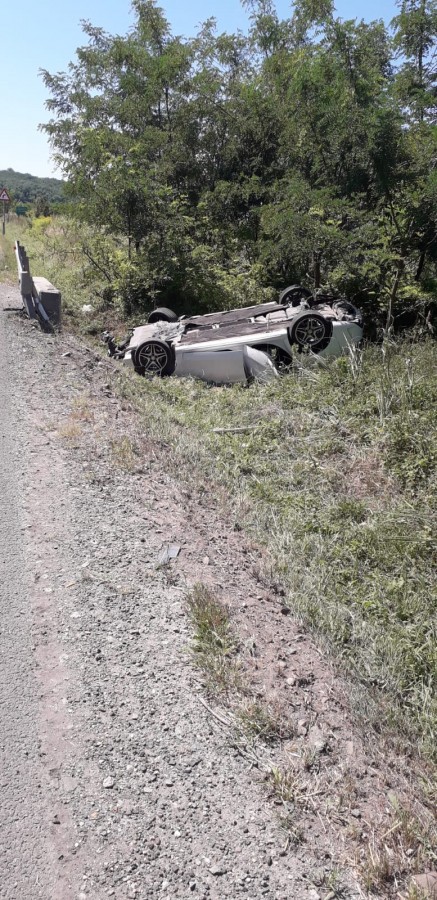 Cu doi copii în mașină, un șofer s-a răsturnat din cauza neatenției