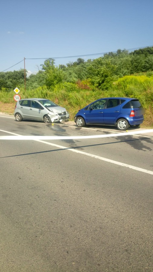 O șoferiță a intrat cu mașina într-un alt autoturism, după ce a depășit pe linie continuă