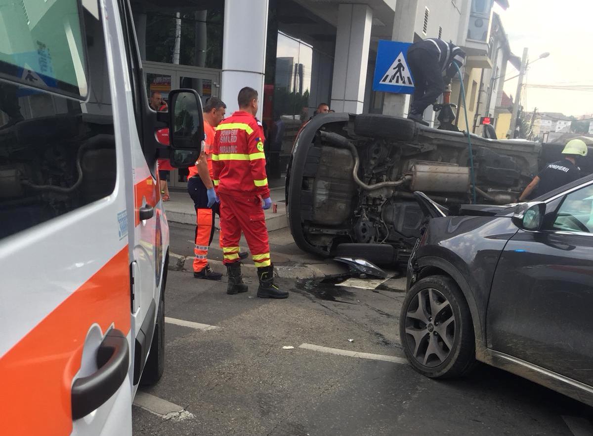 FOTO A devenit ”clasic”: accident cu mașină răsturnată în centrul orașului
