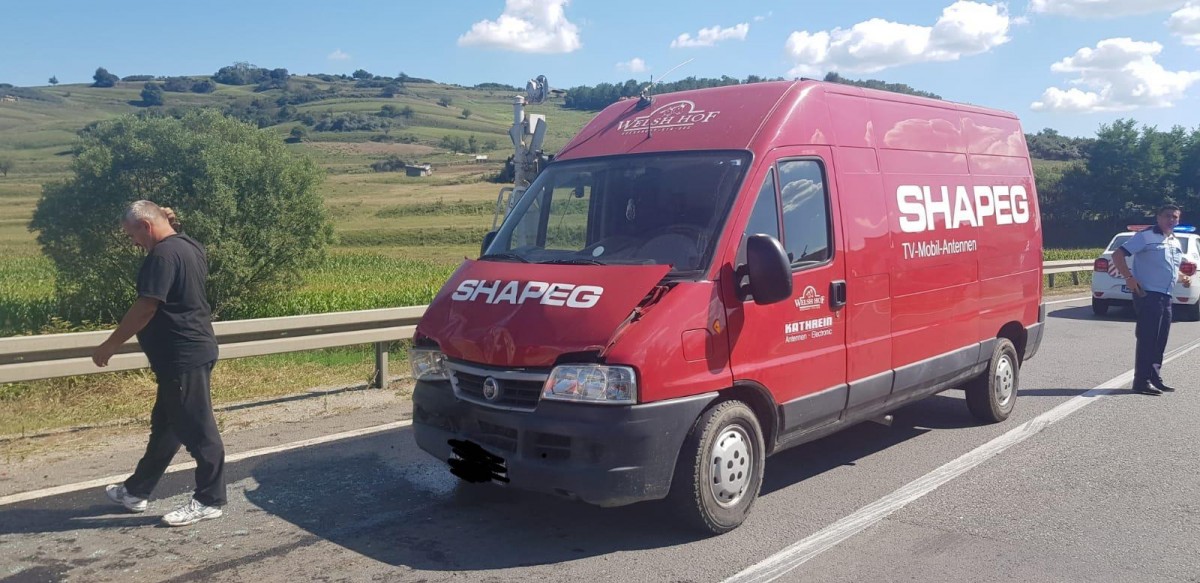 Coliziune între un microbuz și o mașină, pe DN14. O persoană a fost rănită