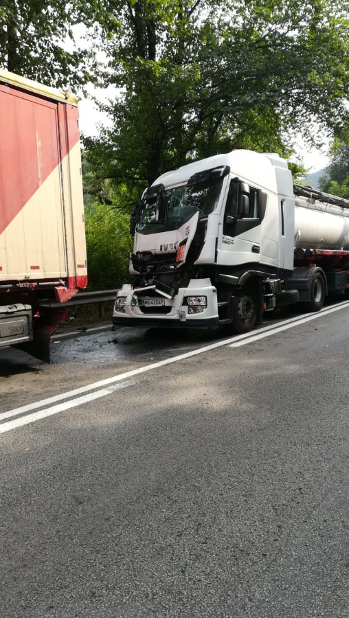 FOTO-Accident pe Valea Oltului. Două TIR-uri sunt implicate