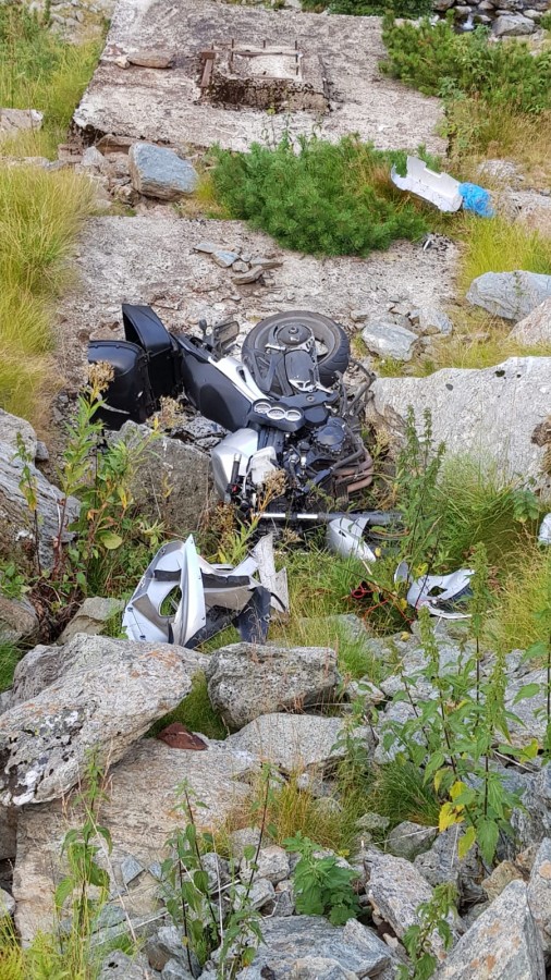 Motociclist căzut în prăpastie pe Transfăgărășan. A fost transportat de urgență la spital