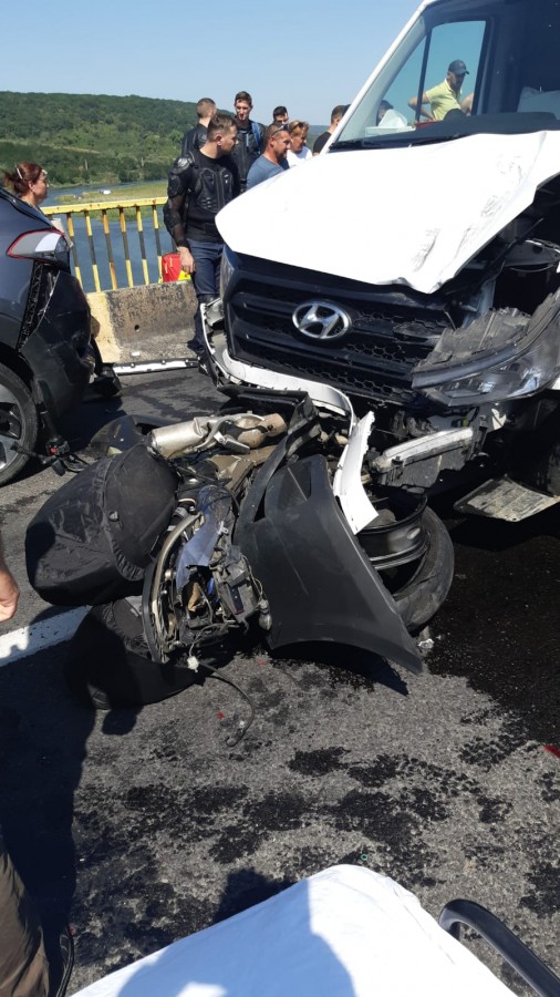 Accident în lanț, cu mai multe autoturisme și un motor, între Bradu și Avrig. Două persoane sunt rănite