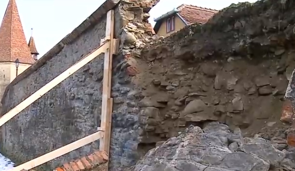 O porțiune din zidul Cetății Sighișoara s-a prăbușit