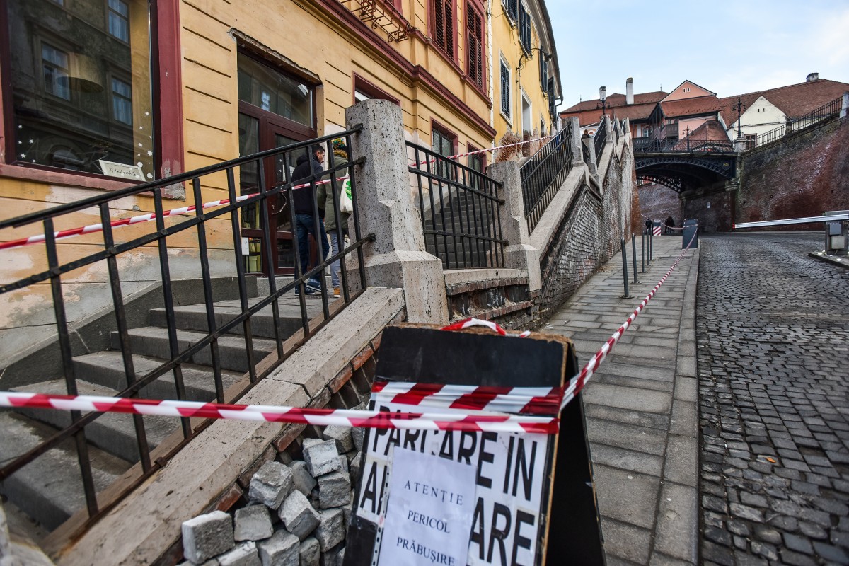 Cade balustrada de sub Podul Minciunilor. Actualizare, răspunsul Primăriei : ”o greșeală de formulare” | Foto