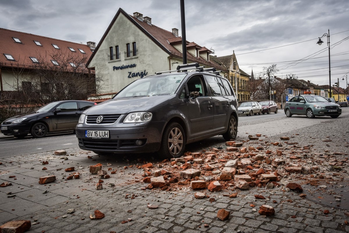 FOTO/VIDEO – Cărămizi prăbușite peste o mașină, pe 9 Mai. O mamă cu un copil au scăpat