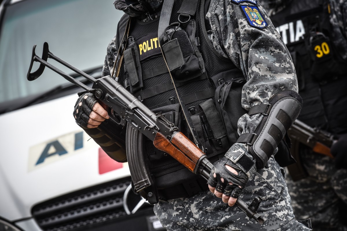 Un polițist e în stare gravă după ce a fost atacat cu o sabie în timpul unor percheziții, în Rădăuți