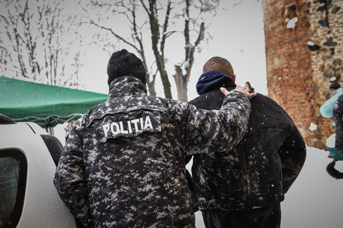 S-au împrietenit la un pahar, apoi l-au bătut și i-au furat banii