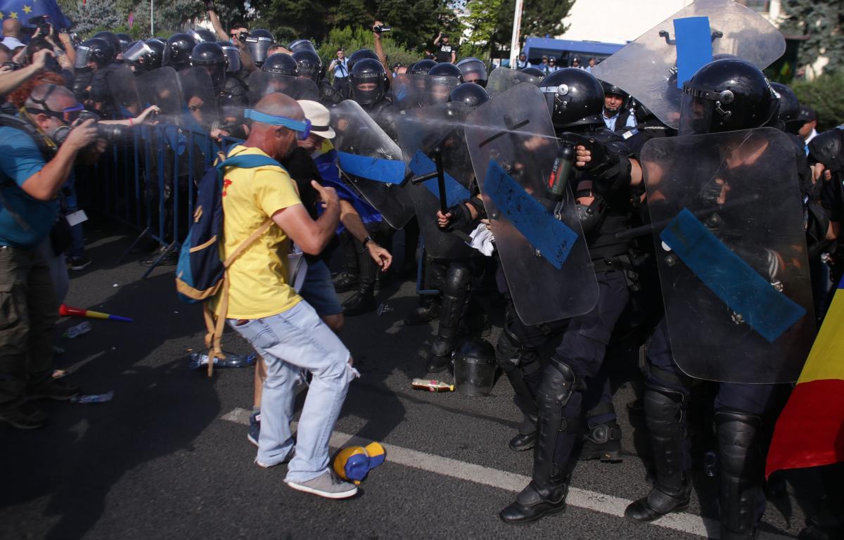 Mitingul din București, spart cu violență