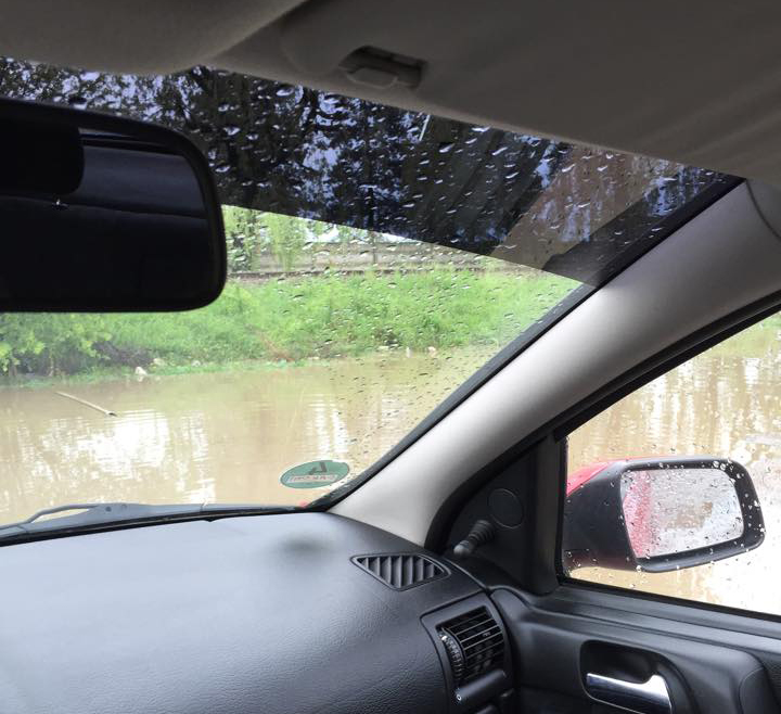 GALERIE Efectele furtunii de azi-noapte: inundatii, tigle sparte, acoperisuri luate de vant