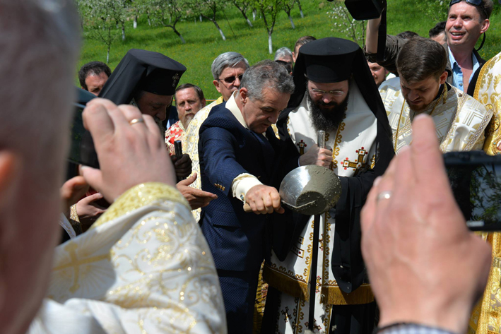 IPS Laurentiu, Mitropolitul Ardealului, a pus piatra de temelie pentru o biserica noua Prislop, alaturi de Gigi Becali