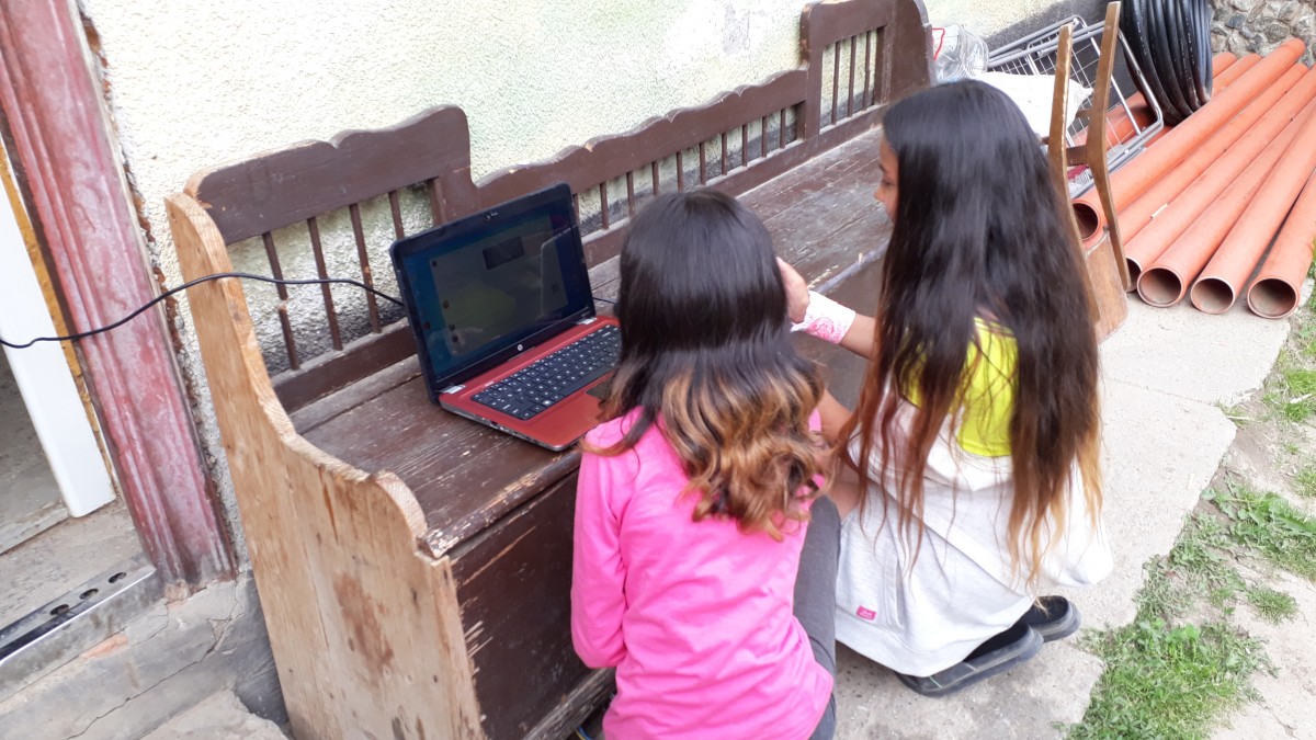 Nouă copii din Hamba și Șura Mare au acum dispozitive de pe care pot participa la cursuri online, datorită unor voluntari