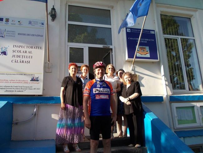 E bibliotecar, nu ciclist, dar pedaleaza de la Constanta pana-n Amsterdam. Vine si la Sibiu sa ne faca sa citim