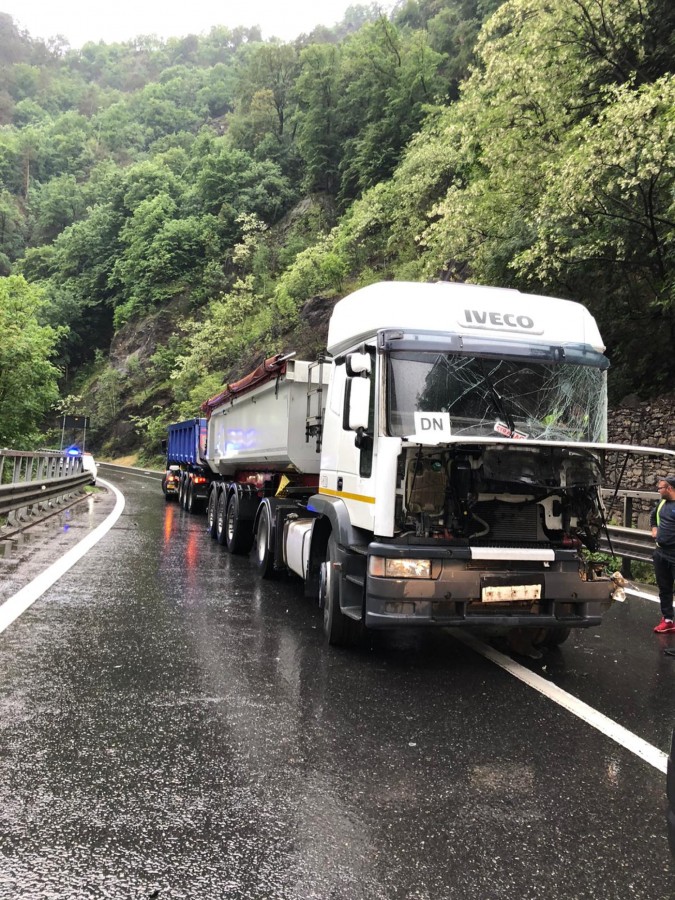 Accident pe Valea Oltului în care sunt implicate două camioane