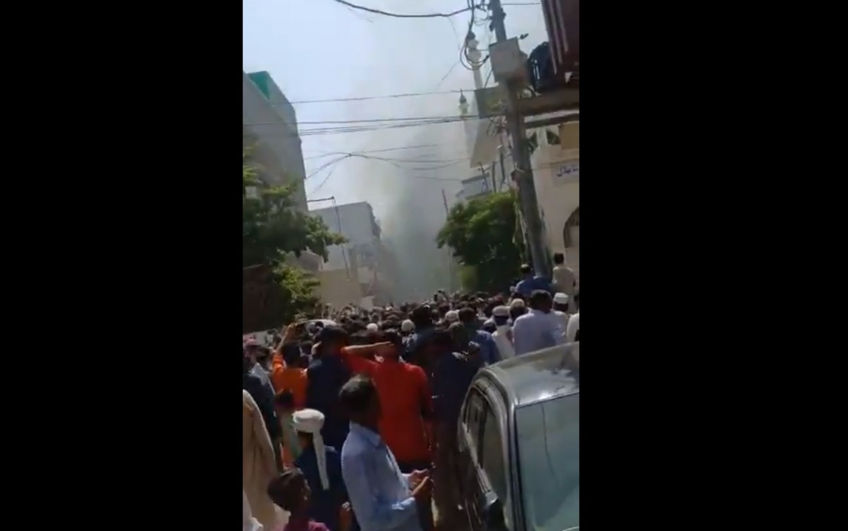 VIDEO Un avion cu 107 persoane la bord s-a prăbușit peste un oraș din Pakistan