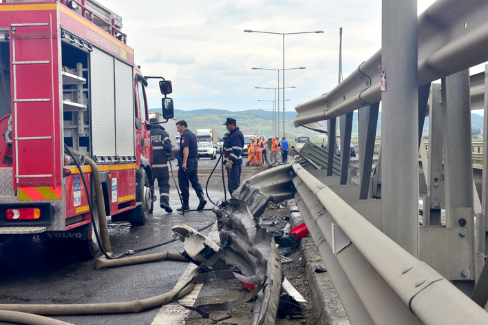 ACTUALIZARE Un TIR a intrat pe contrasens, pe A1. Soferul da vina pe denivelari