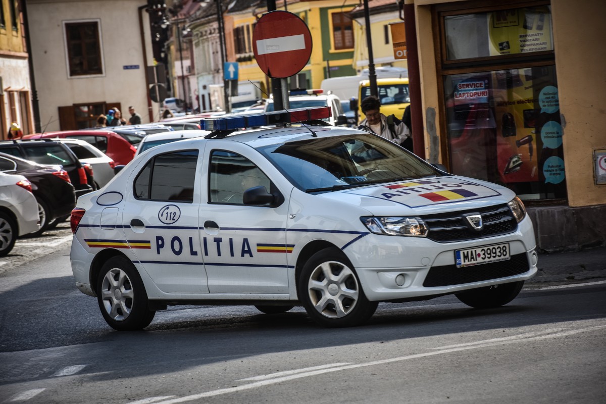 Șofer cercetat penal după ce s-a urcat beat la volan și a intrat cu mașina într-un copac