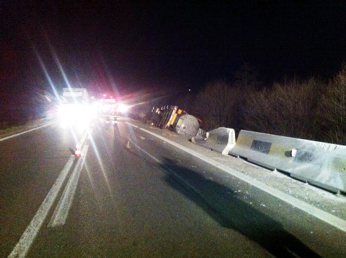 FOTO / ACTUALIZARE4: Valea Oltului a fost blocata azi-noapte, de o cisterna cu etanol rasturnata