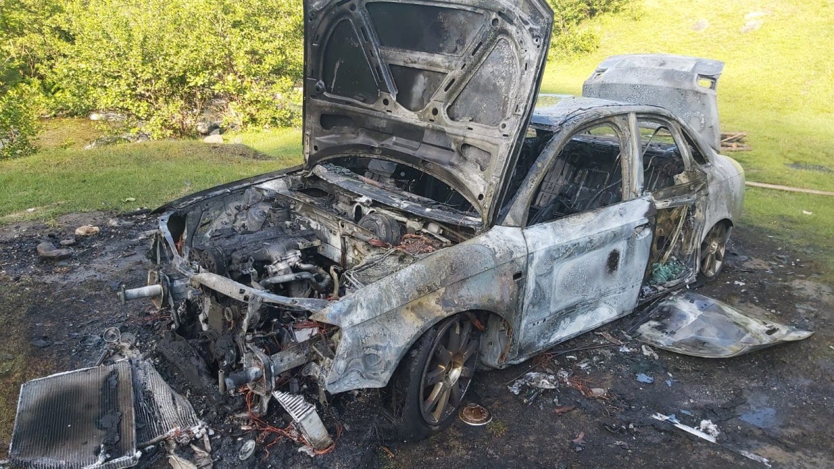 FOTO – Audi ars complet, după ce un tânăr băut i-a dat foc la grătar